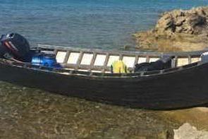Barchino con 10 migranti bloccato al largo dell'isola del Toro