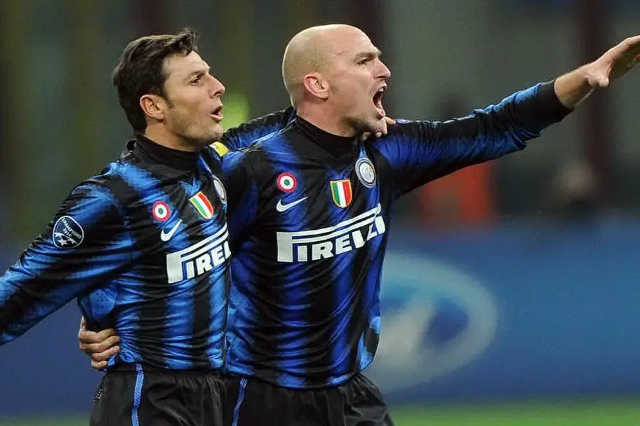 Zanetti e Cambiasso con la maglia dell'Inter (Ansa)