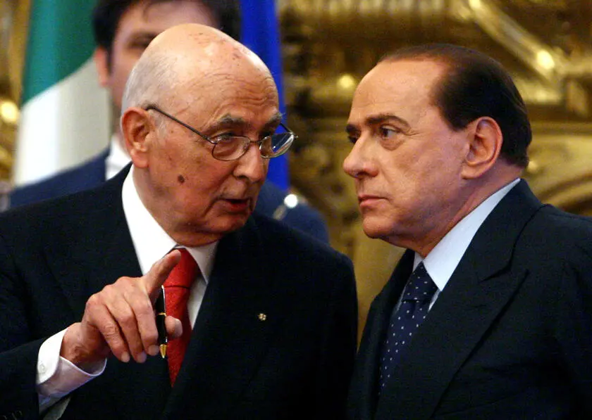 Il presidente della Repubblica Giorgio Napolitano con il presidente del Consiglio Silvio Berlusconi (Ansa)