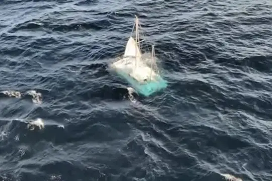 Le immagini della barca a vela alla deriva nel Golfo di Biscaglia