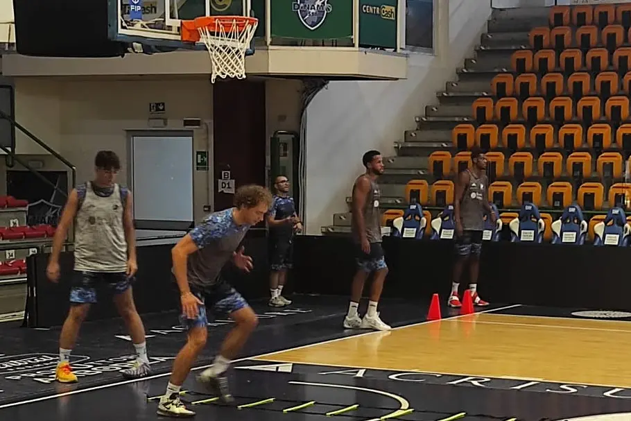 Nobili in primo piano e sullo sfondo Nze e il neo capitano Brooks (foto G. Marras)