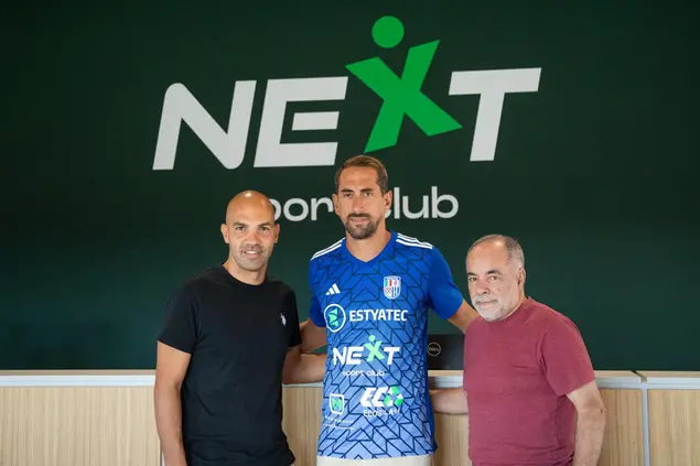 Andrea Cocco, nuovo attaccante del Monastir, assieme al presidente Marco Carboni (a destra) e al direttore sportivo Matteo Zanda (a sinistra). (foto ASD Monastir 1983)