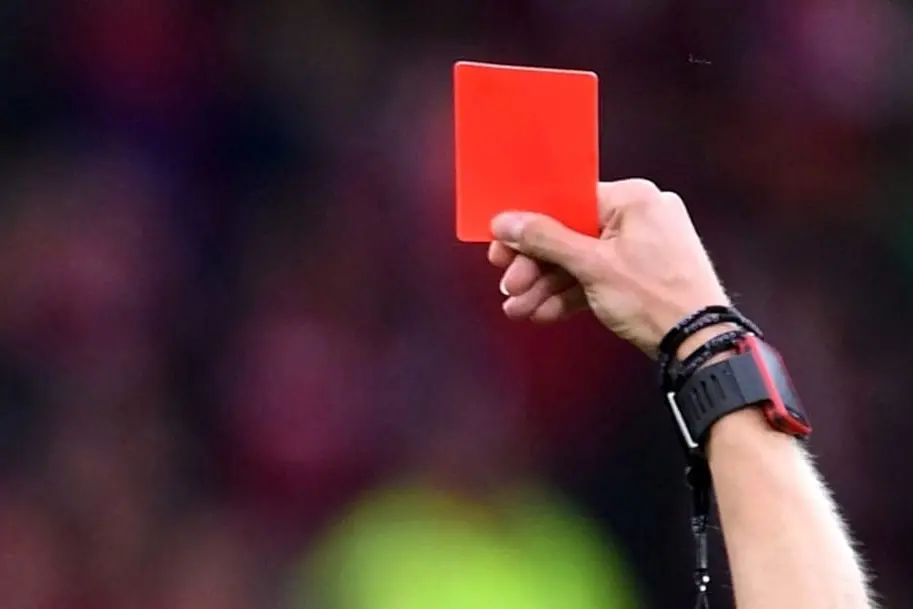 Un arbitro estrae il cartellino rosso