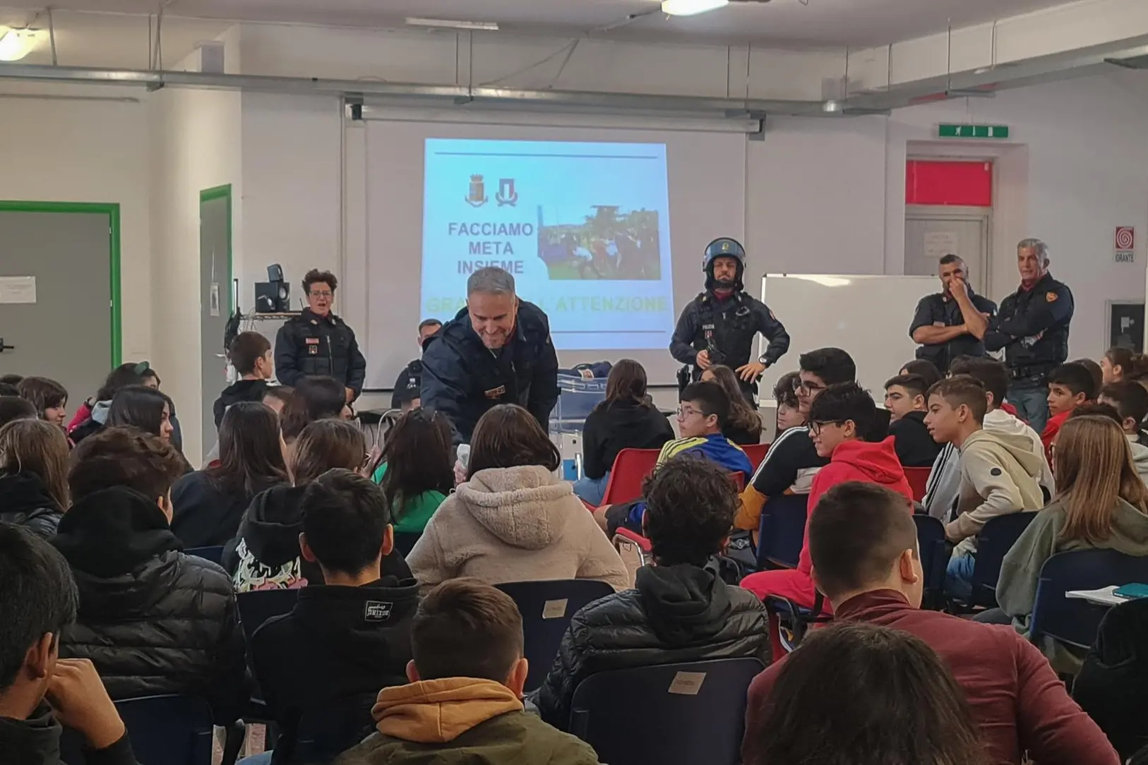 L'incontro fra Polizia e studenti a Sinnai (foto Serreli)