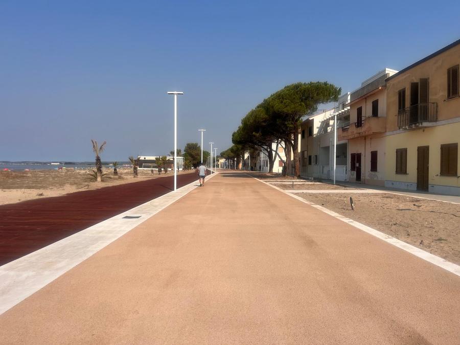 Torregrande, sul lungomare arrivano i cestini auto-compattanti