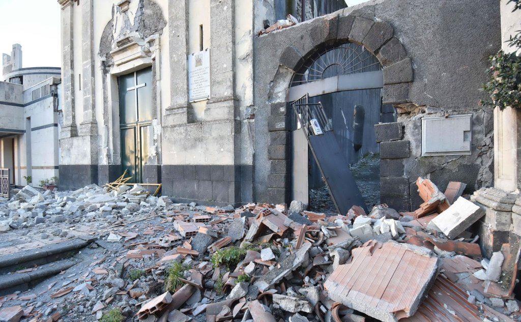 Numerosi i crolli negli edifici del Catanese (Ansa)