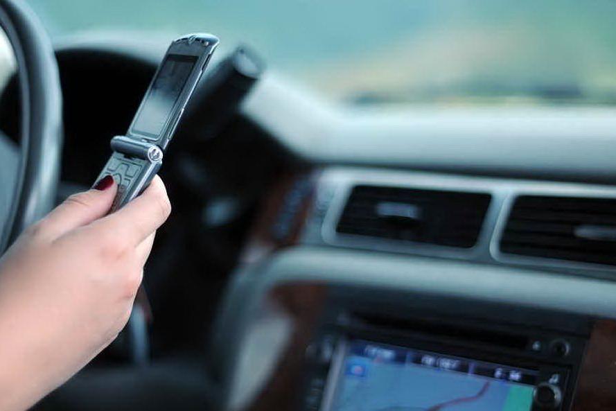 Codice della strada, per chi usa il cellulare alla guida fino a 6 mesi di sospensione della patente
