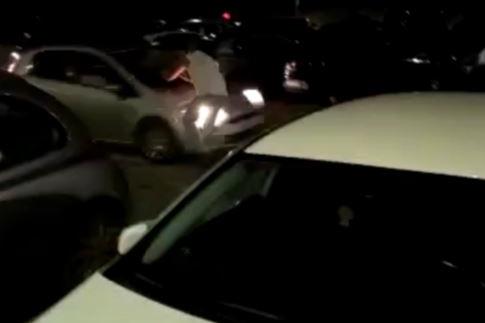 Movida violenta al Poetto: auto a folle velocità tenta di travolgere i pedoni e ne investe uno - VIDEO