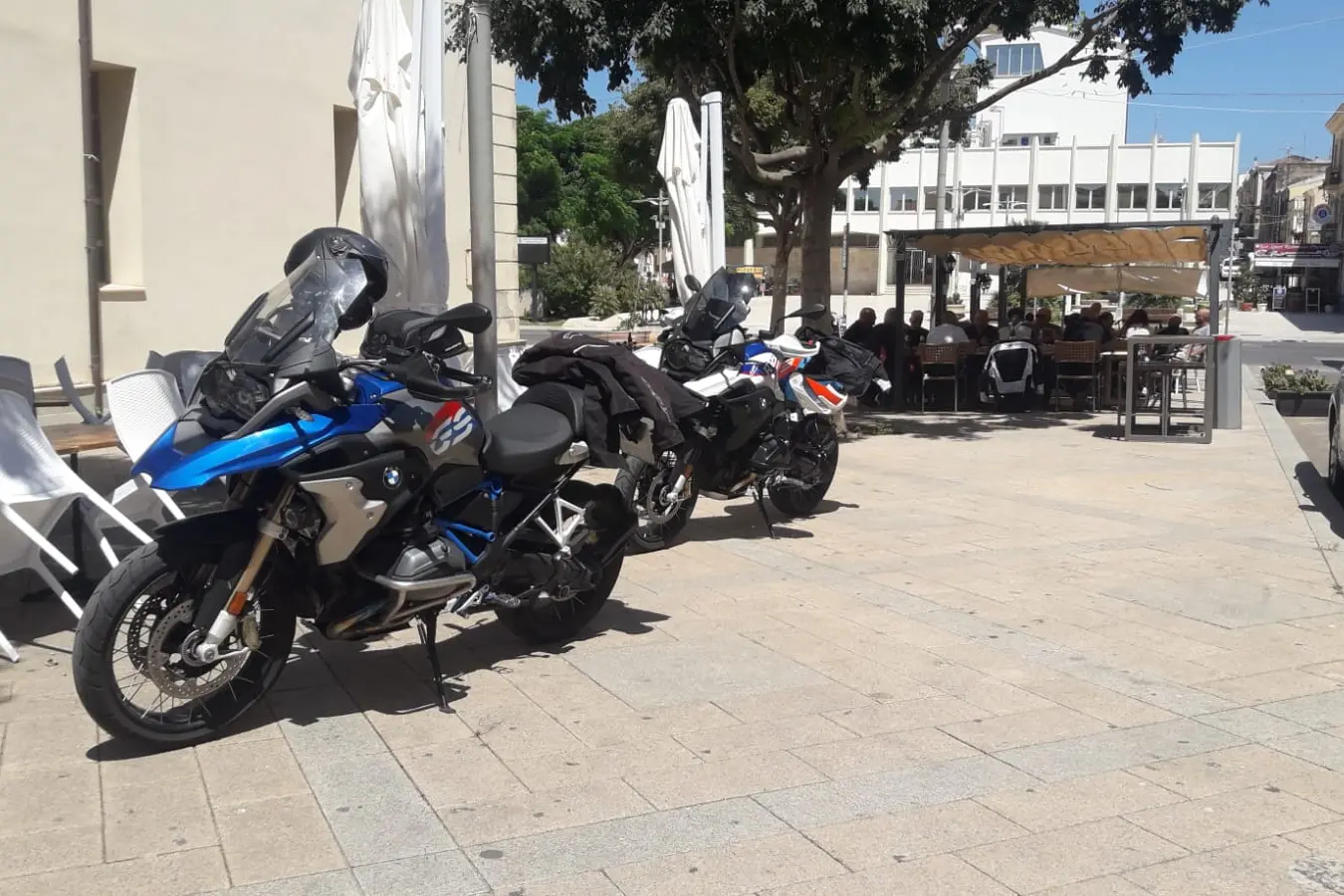 Le moto parcheggiate davanti la Chiesa (Foto Pala)