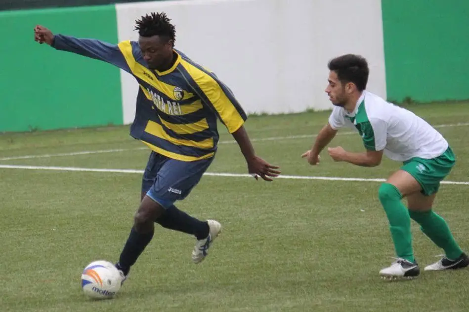 A sinistra, Simon Ezeadi