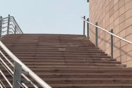 La scala di accesso alla piazza e ai parcheggi a Castelsardo (foto concessa)