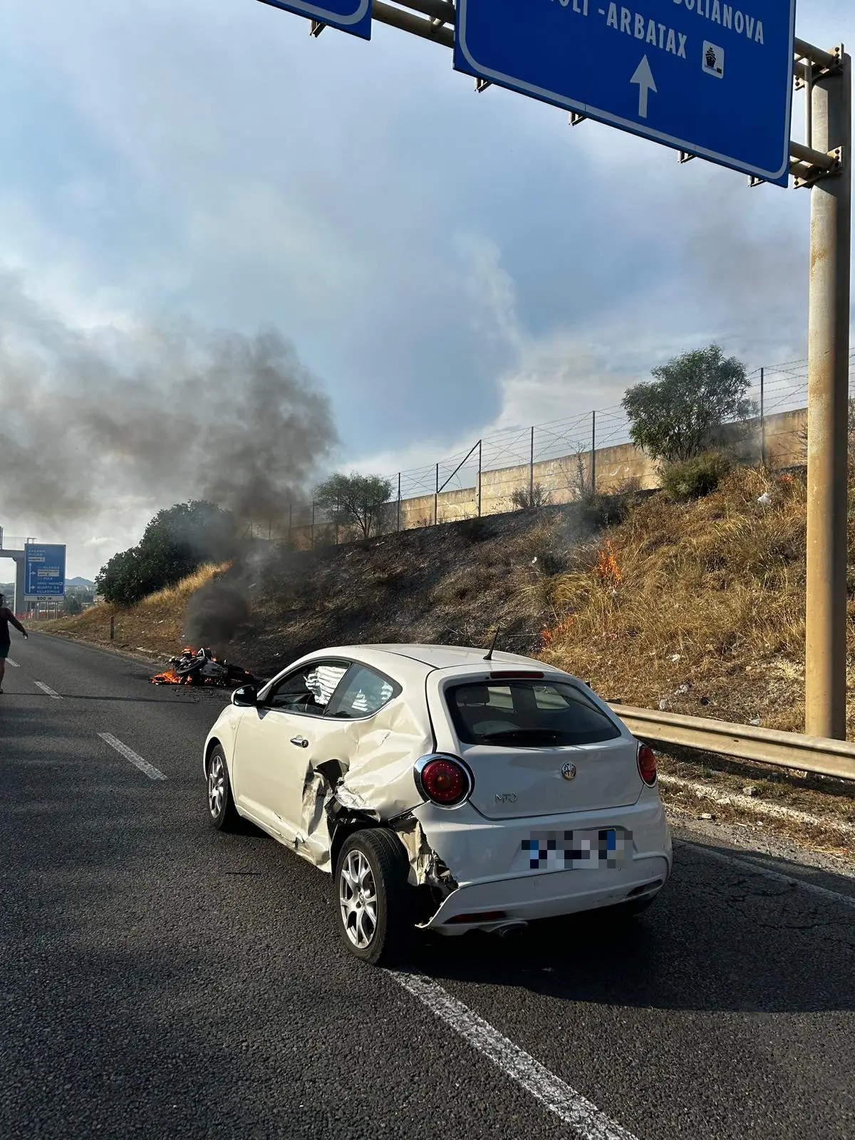 L'auto e la moto coinvolte nell'incidente sulla 131 dir