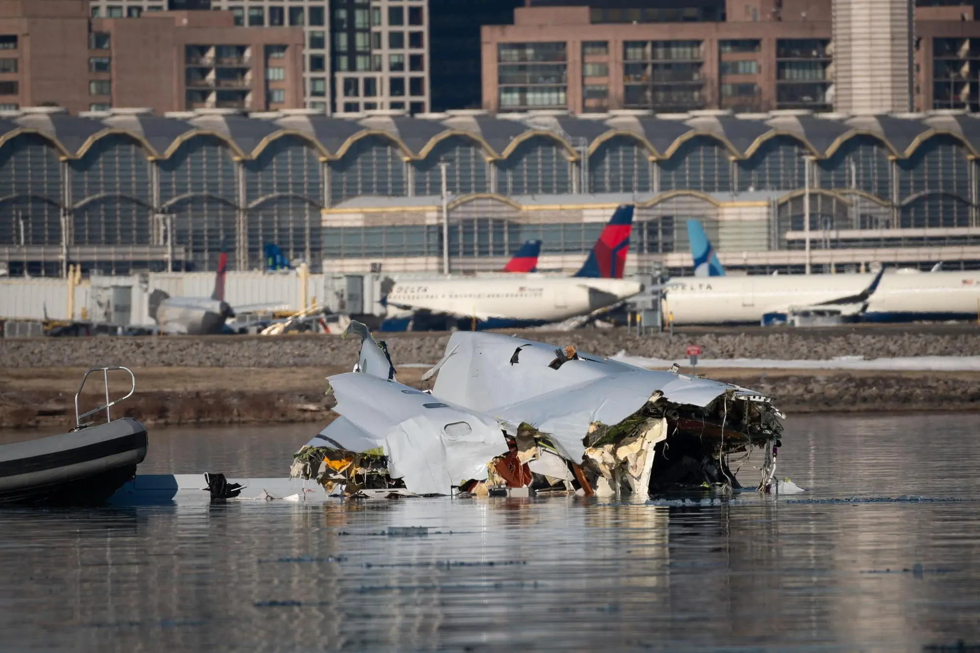 I resti dei velivoli nel fiume Potomac (Foto Us Coast Guard)