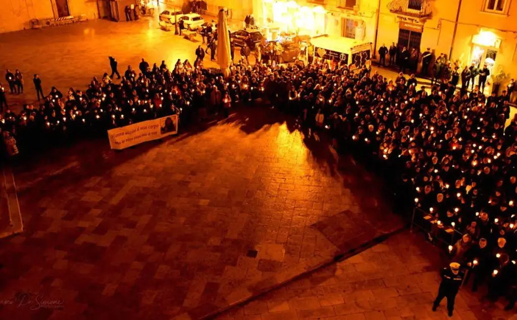 La folla radunata (foto Francesco De Simone)