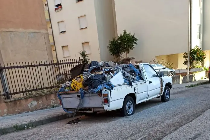 Il furgoncino colmo di rifiuti\u00A0(foto L'Unione Sarda - Pala)