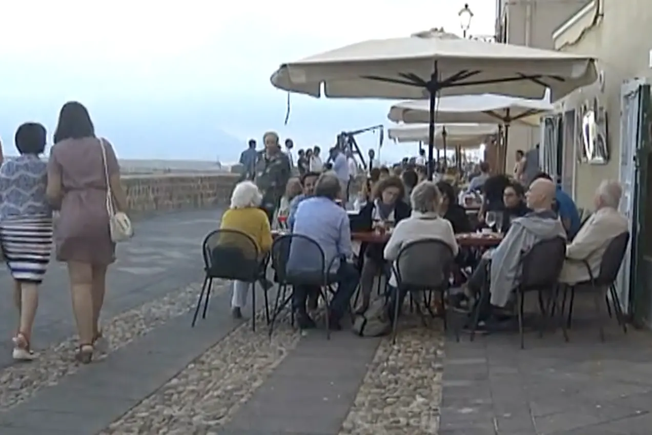 Ristoranti lungo i bastioni ad Alghero (foto Fiori)