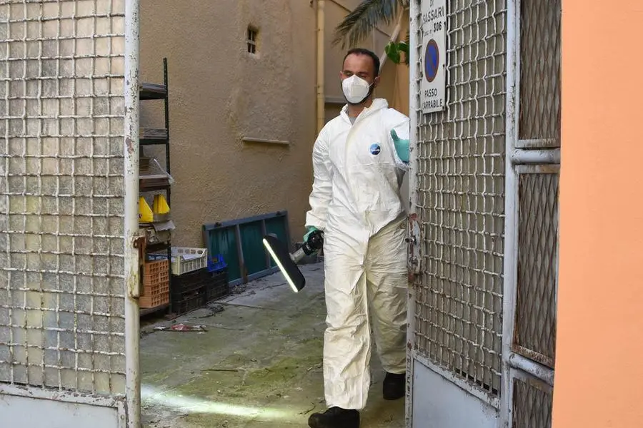 Gli investigatori del Ris di Cagliari durante i rilievi (foto L'Unione Sarda - Calvi)