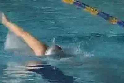 Un atleta in piscina