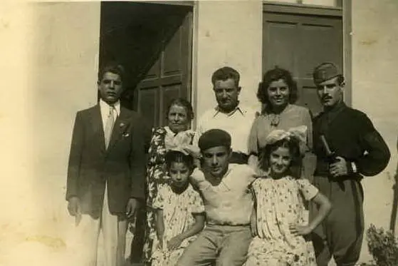 La famiglia Pisu di Settimo, fotografata a Rodi (foto L'Unione Sarda - Serreli)