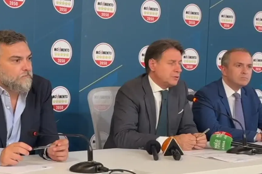 Conte: "Governo blocca Italia, si ferma per proteggere amichetti partito"