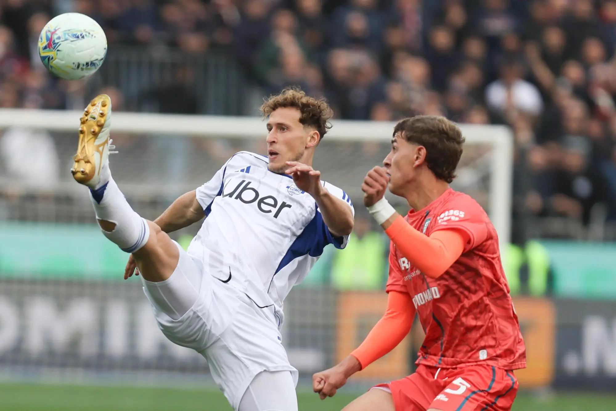 Juan Rodríguez contrasta Mërgim Vojvoda in Cagliari-Como (foto Ansa)