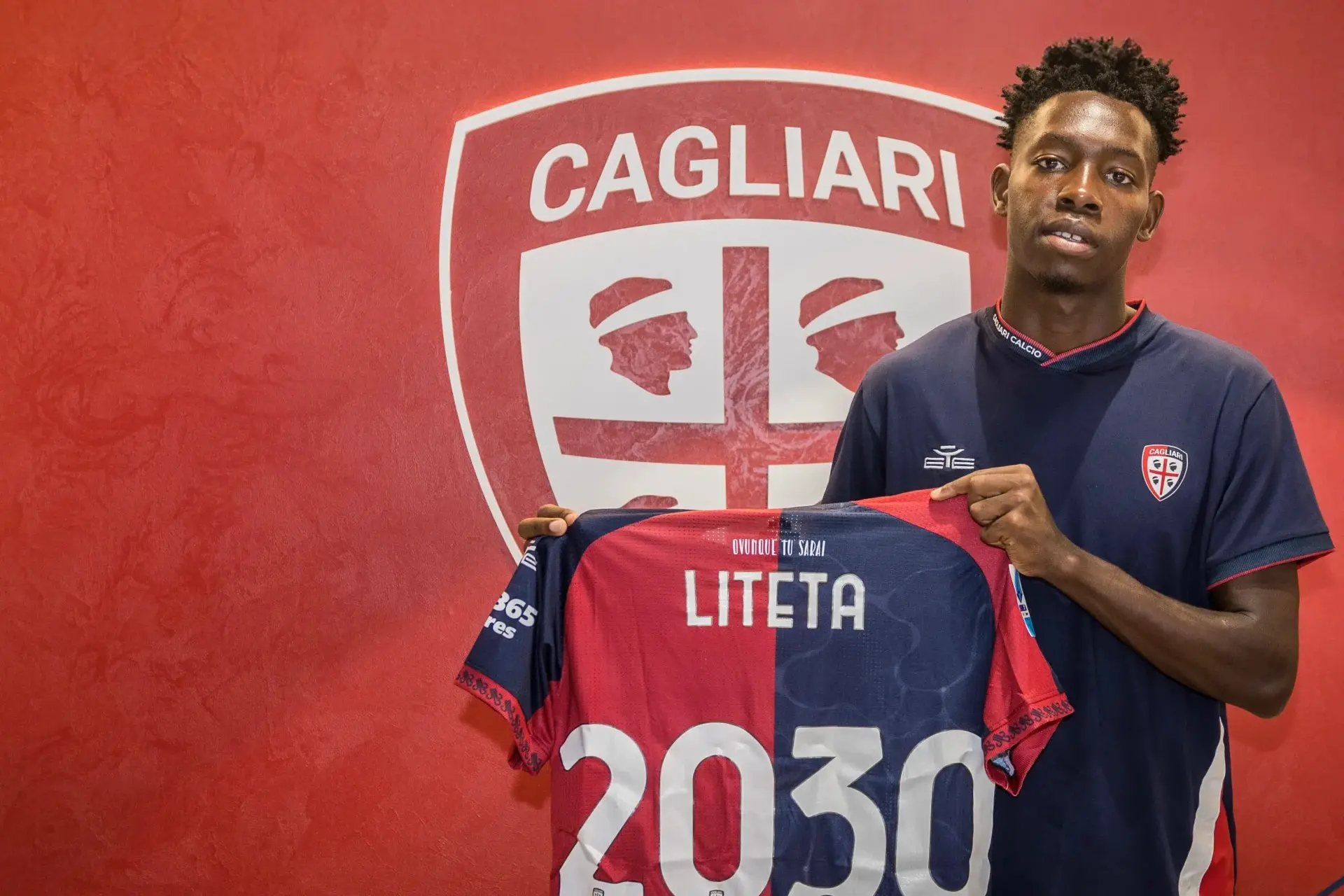 Joseph Liteta dopo il rinnovo fino al 2030 (foto Cagliari Calcio)