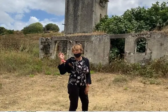 Il sindaco di Uri Lucia Cirroni nella vecchia miniera (foto Fiori)