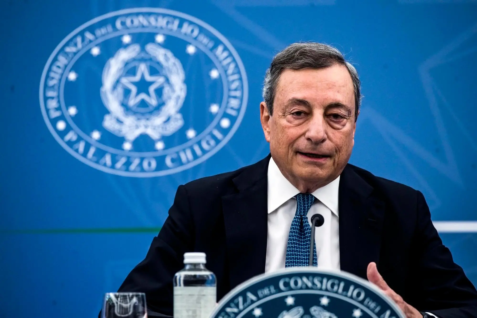 Il premier Mario Draghi in conferenza stampa a Palazzo Chigi (foto Ansa)