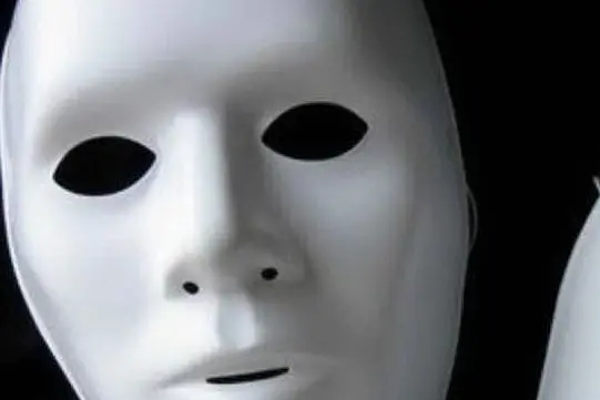 Una maschera bianca