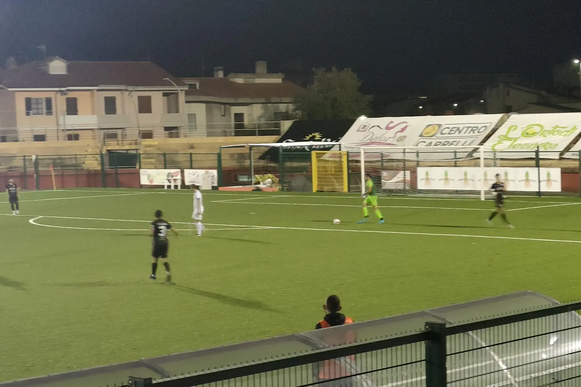 Giovanni Grotta (21 anni) portiere della Tharros, pronto al rilancio contro il Terralba F. Bellu (foto di Giacomo Pala)