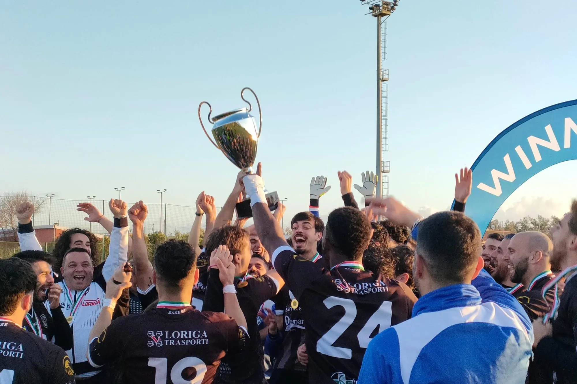 L'Ossese alza la Coppa Italia regionale vinta a Sa Rodia nella finale contro il Villasimius (Archivio)
