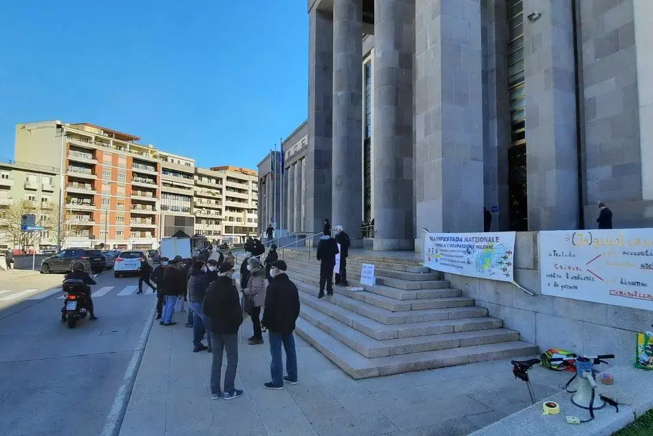 Il sit-in fuori dal tribunale di Cagliari (foto Pinna)