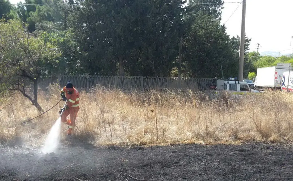 Volontari spengono l'incendio