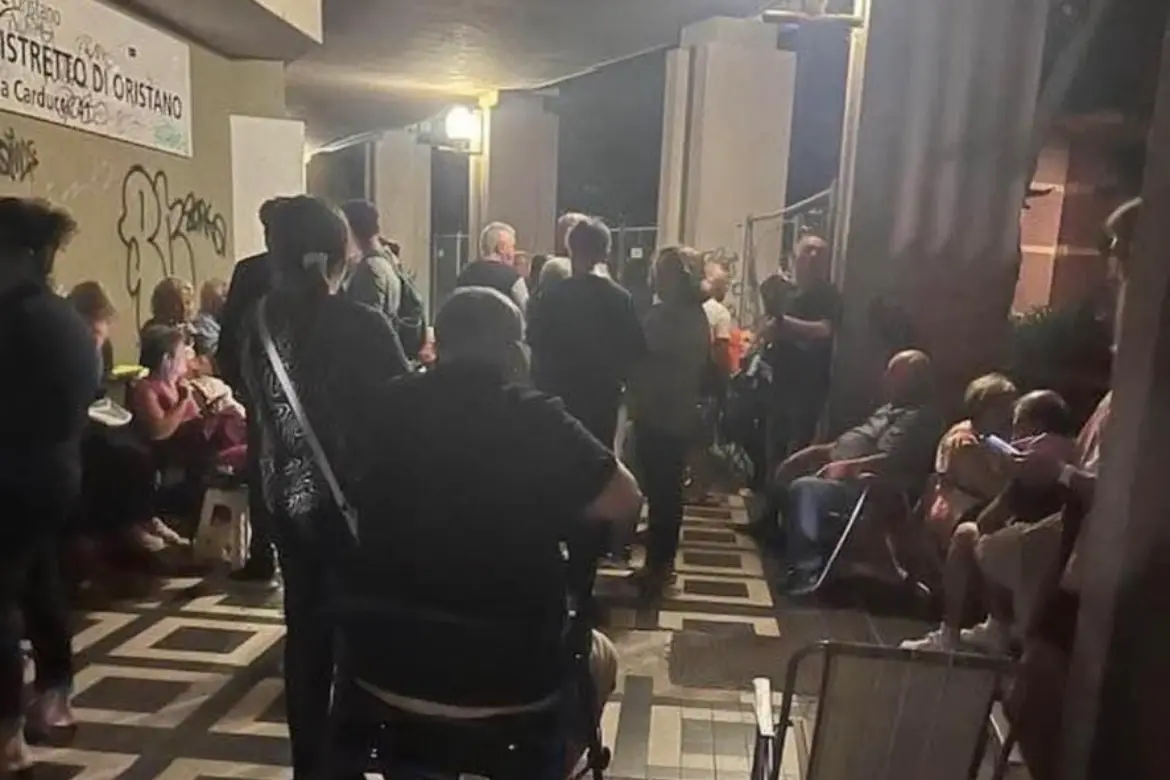 I pazienti in fila davanti alla Asl di Oristano (foto concessa)