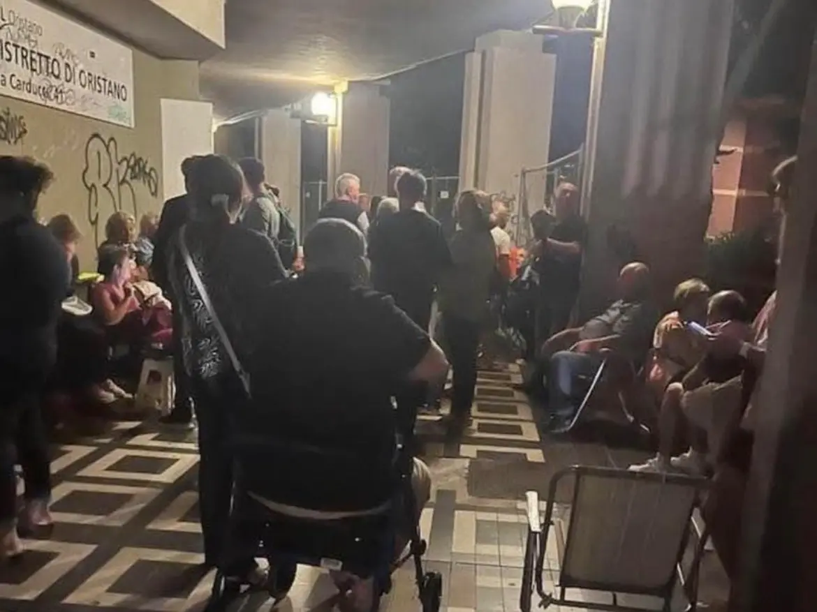 I pazienti in fila davanti alla Asl di Oristano (foto concessa)
