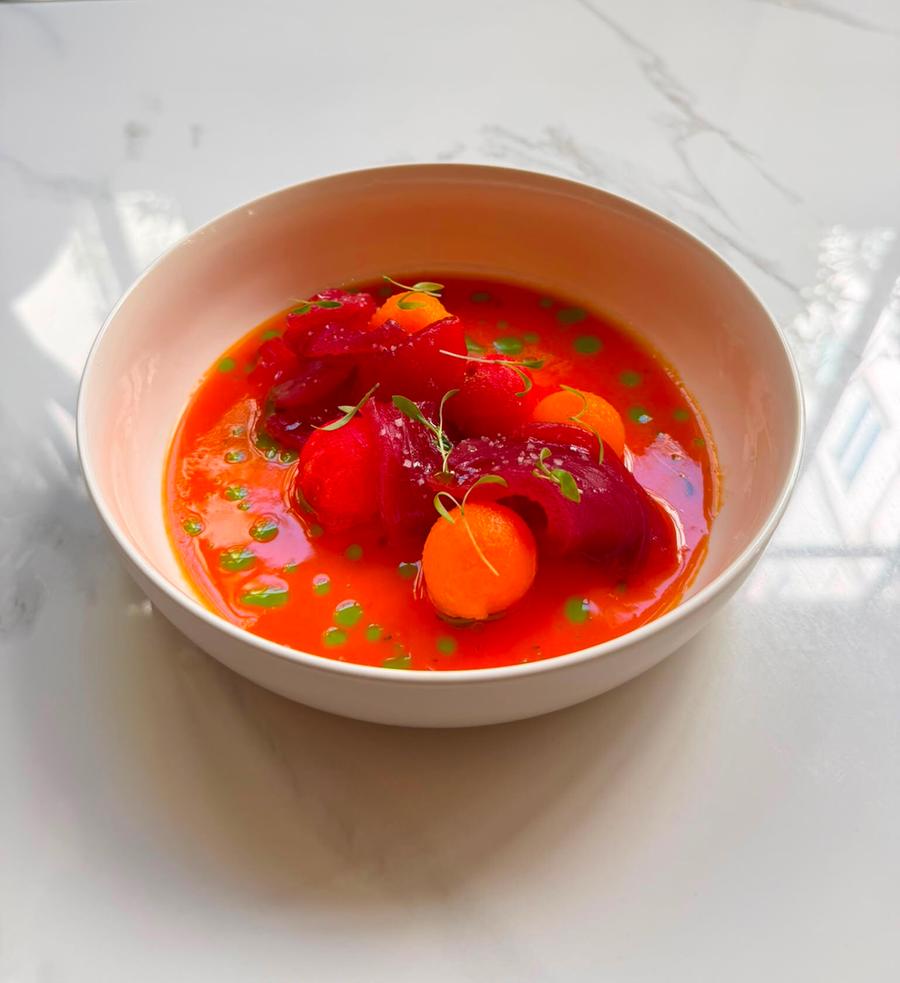 Il gustoso sashimi di tonno con gazpacho di melone e anguria