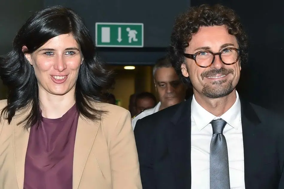 Il sindaco di Torino Chiara Appendino e Danilo Toninelli (foto Ansa)