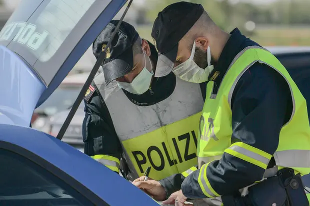 Controlli sulle strade (foto Ansa)