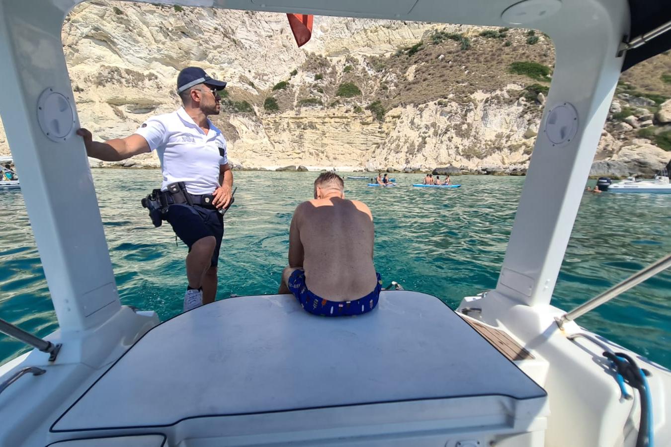 Turista soccorso a Cala Fighera (foto Polizia locale)