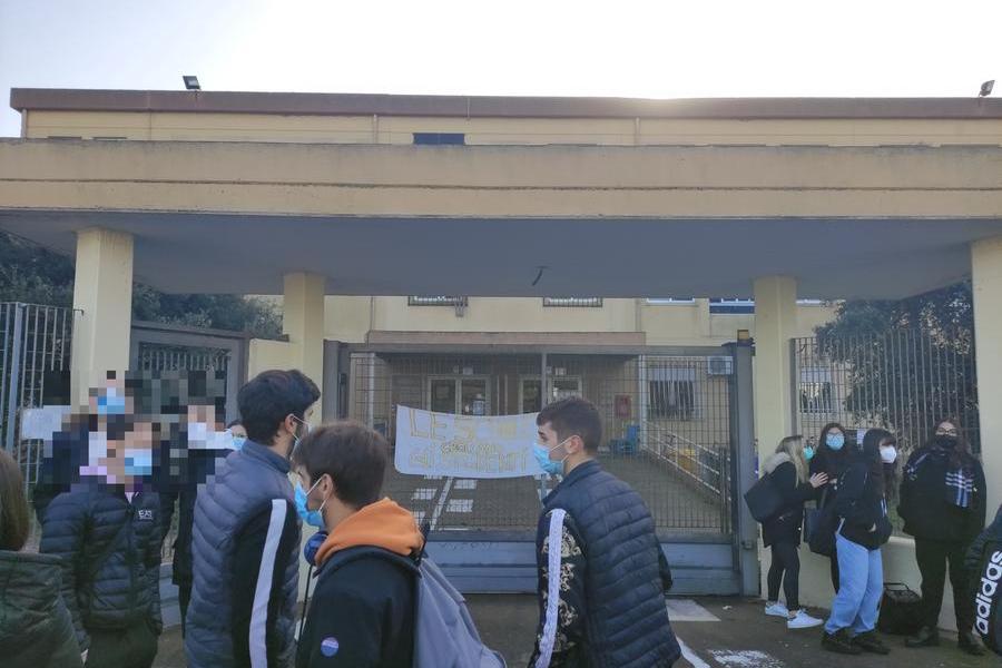 Selargius, liceo Pitagora in sciopero: “Piove dentro le nostre aule”