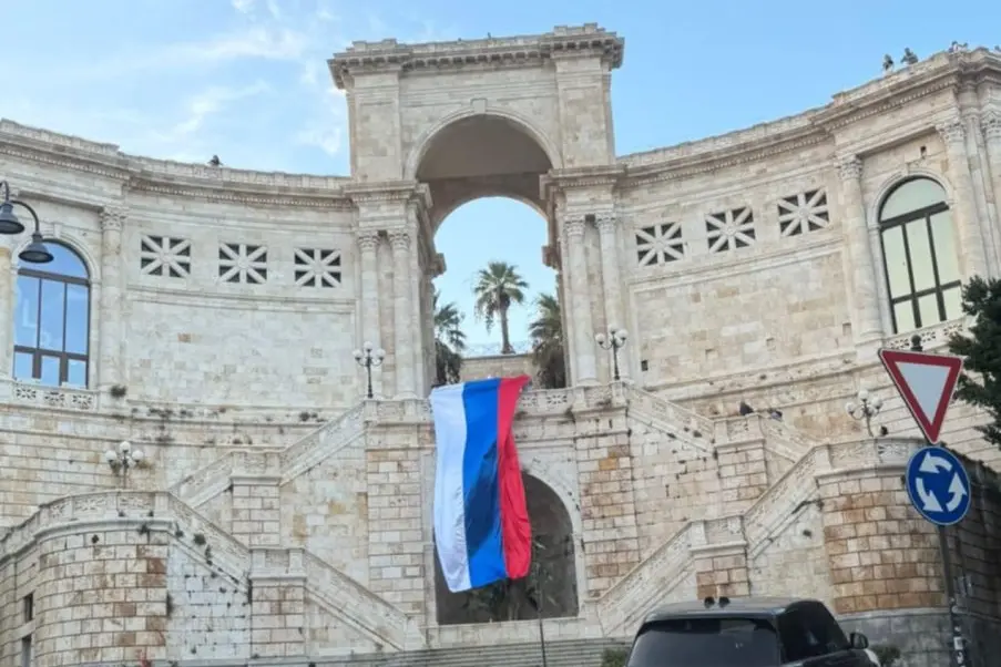 La bandiera russa sul Bastione Saint Remy