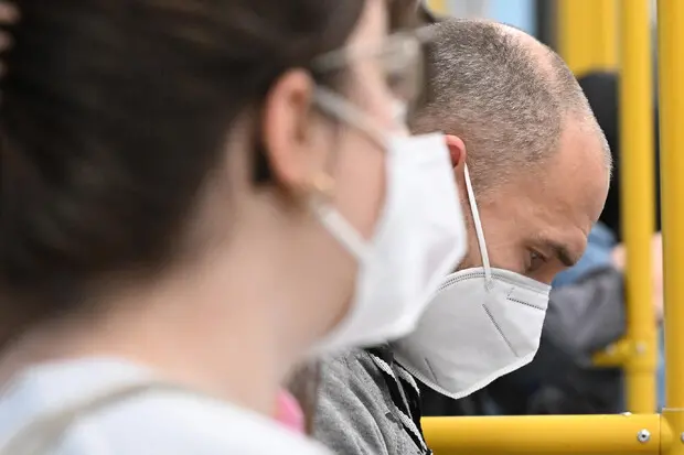 Due persone con la mascherina (Ansa)