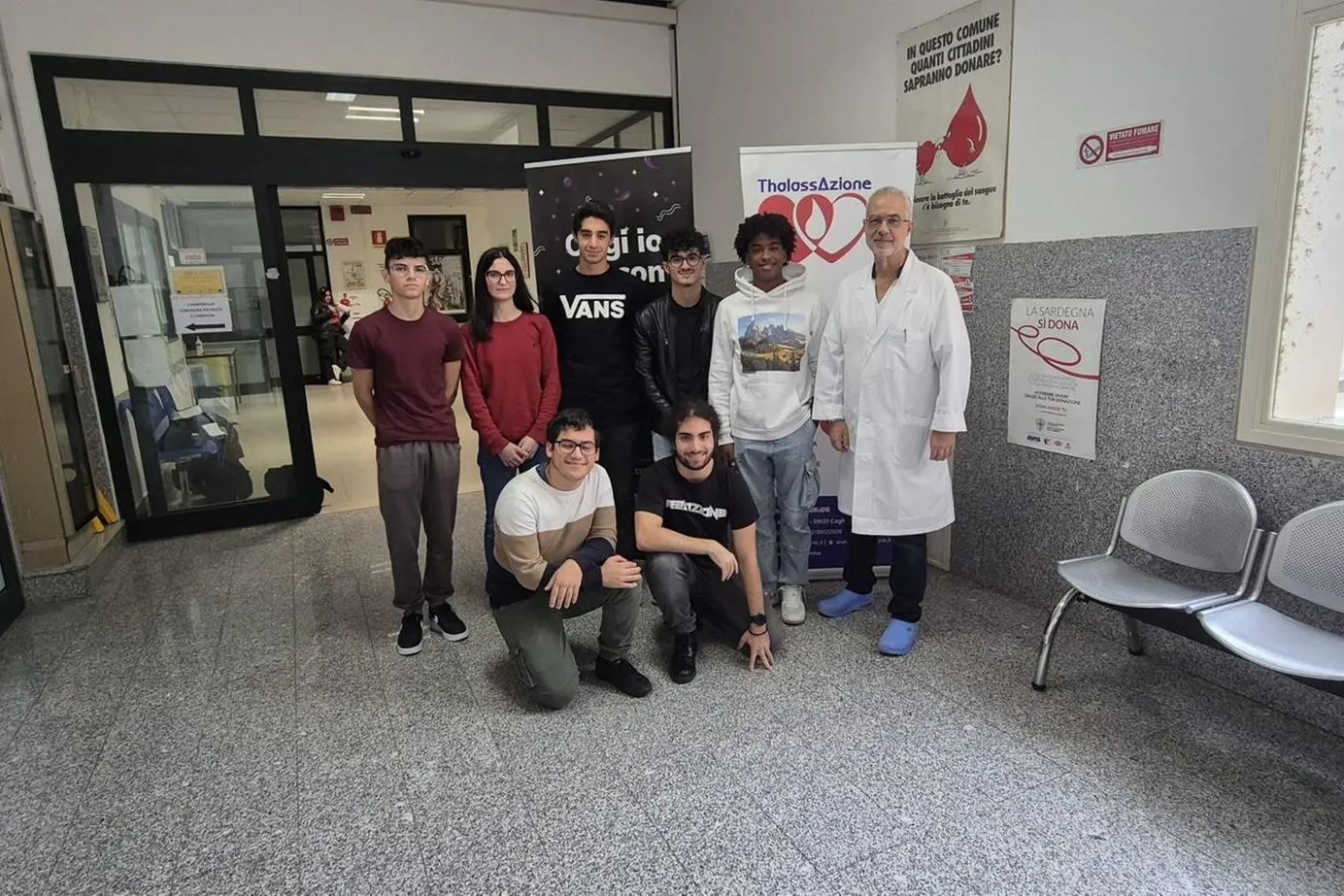 Gli studenti dell’Istituto Croce con il direttore del Servizio trasfusionale Mauro Murgia (foto Asl)