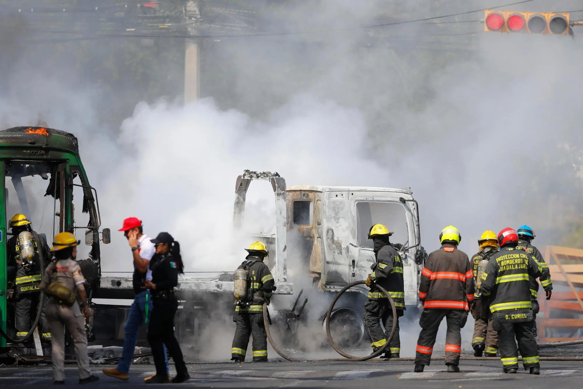 I blocchi stradali con i mezzi incendiati dai Narcos