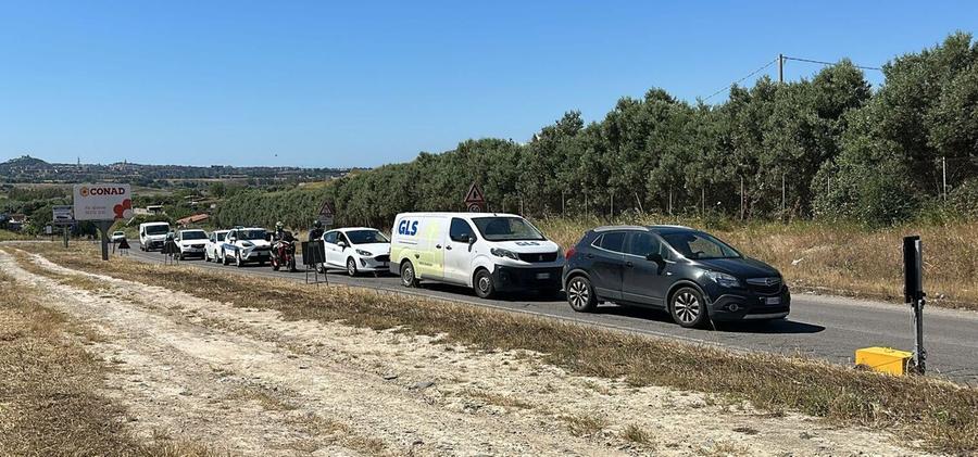 Partono i lavori in via Monserrato: code, caos e proteste