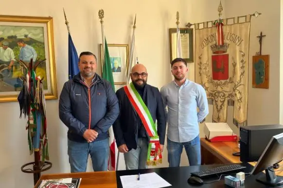 Il sindaco Brundu tra Fiori e Testoni (foto concessa)