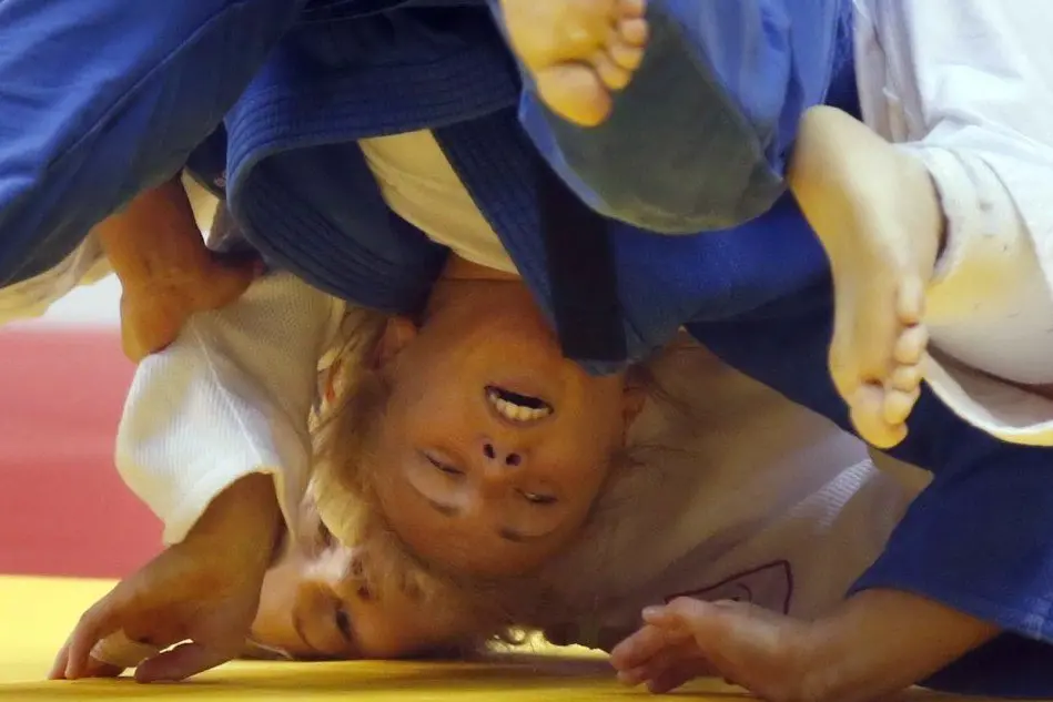 Un combattimento di judo tra due atlete