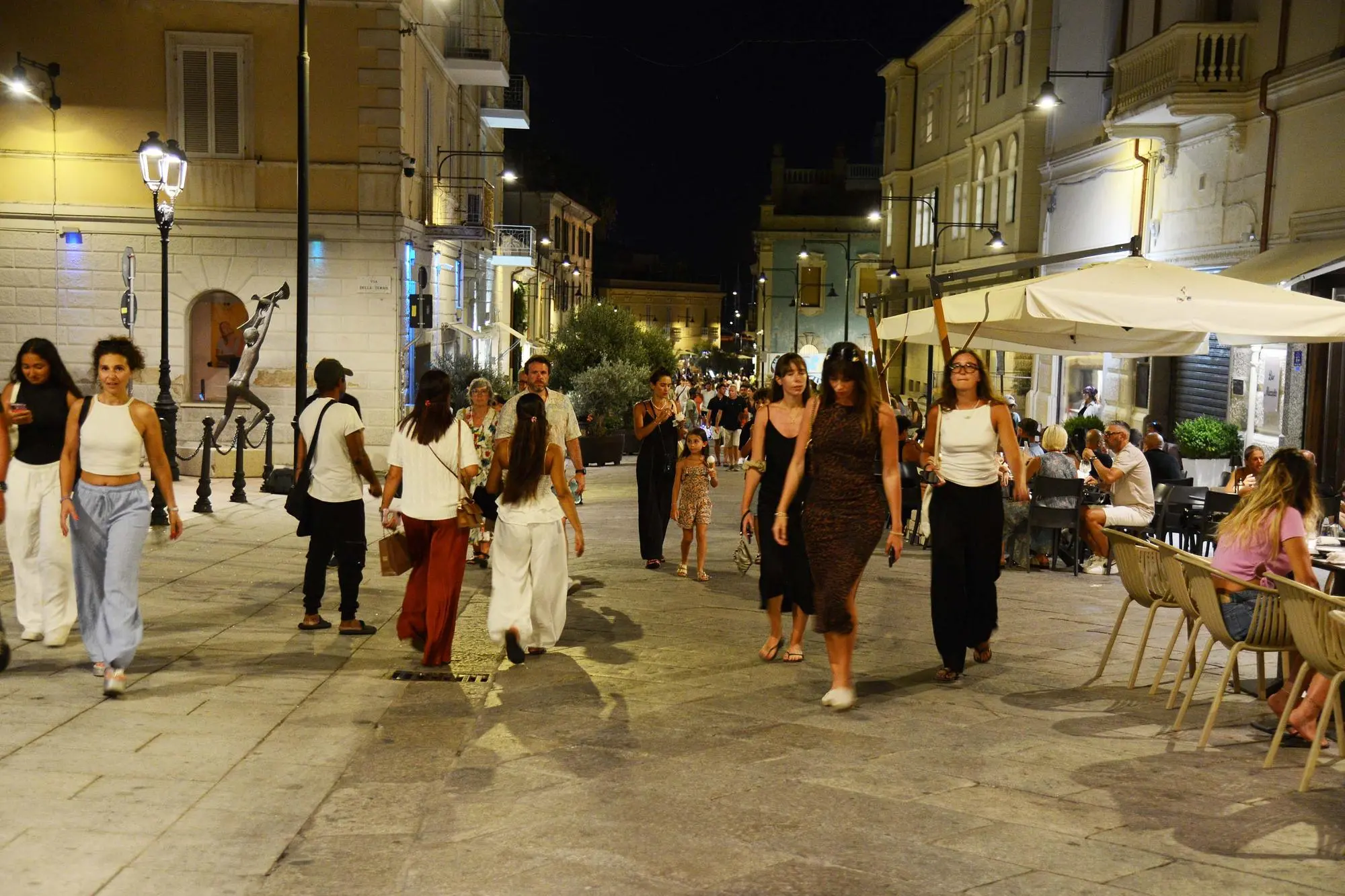 Turisti nel centro di Olbia (Satta)