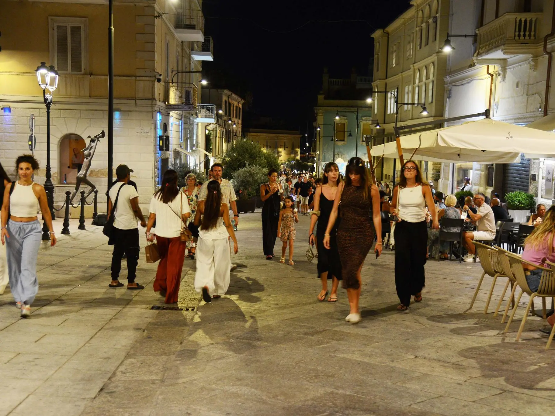 Olbia 14-8-2026. Turisti nel centro della cittˆ. Foto Antonio Satta
