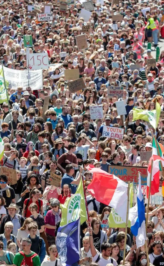 La 16enne ha dato vita a un movimento di giovani che manifesta in tutti gli angoli del pianeta, qui a Bruxelles